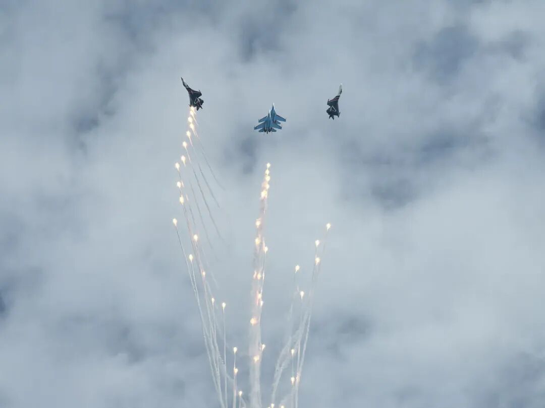 俄罗斯空天军“勇士”飞行表演队正在进行飞行训练