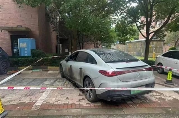 36万的奔驰EQE地库起火烧毁多车 车主:厂家只赔15万