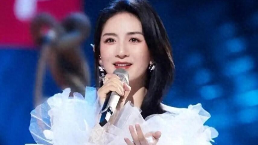 时隔三年，谢娜央视搭档撒贝宁，“消失”的她已走上另一条大道封面图