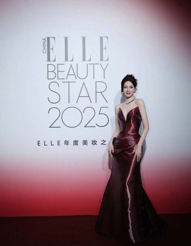 沈梦辰穿红色V领长裙出席活动。