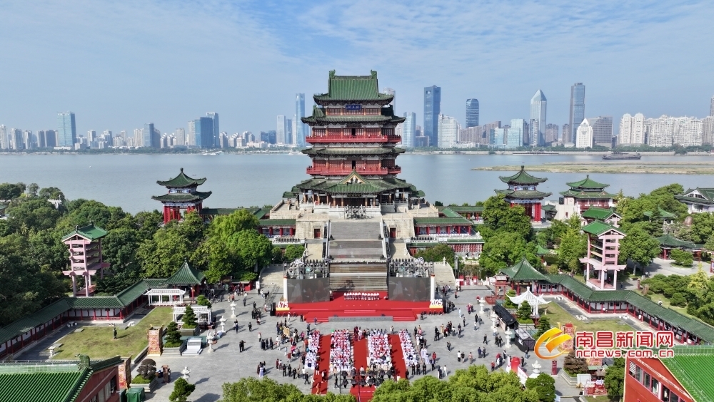 重阳登阁赏江景（图）