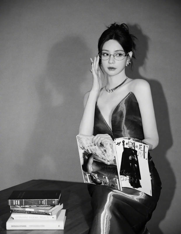 沈梦辰戴着眼镜拍写真，纯欲感十足。