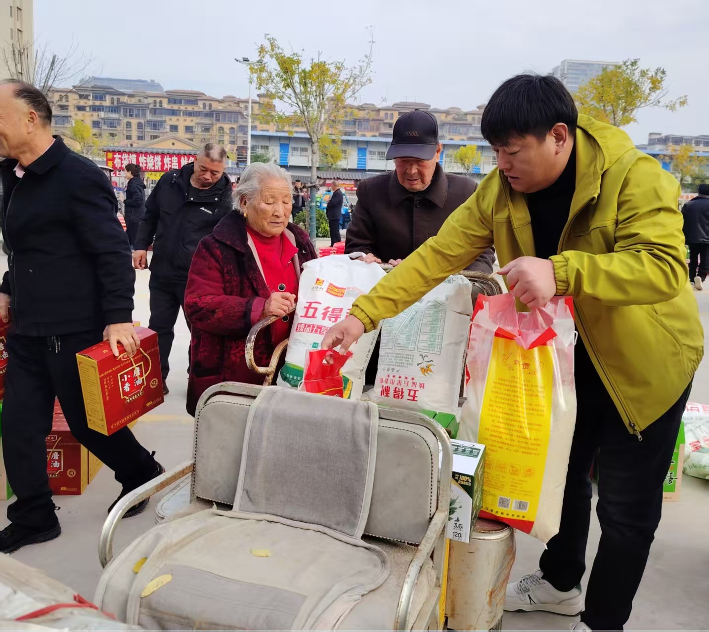中华美德尽传承 温暖人心在重阳 开封市西湖街道野厂村开展重阳节敬老活动