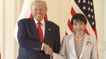 特朗普与高市早苗合影：这是一次非常有力的握手