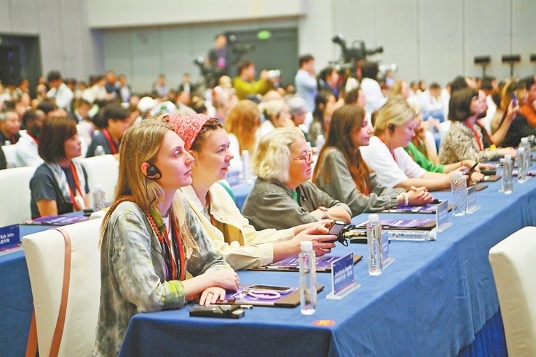 10月19日，“世界市长对话&middot;景德镇暨2025景德镇论坛”在陶溪川千人发布大厅举行，以瓷为媒推动文明交流互鉴。