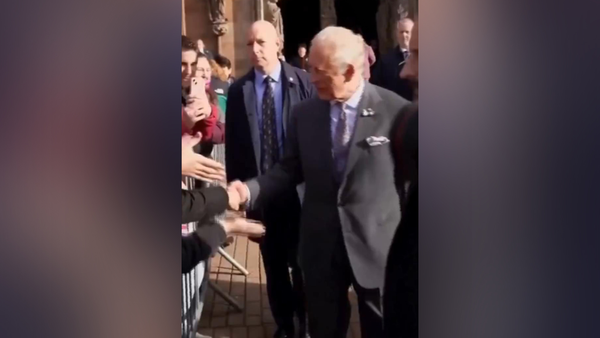 贴脸开大？英国国王遭抗议者当面质问：你知道安德鲁王子与爱泼斯坦的事多久了