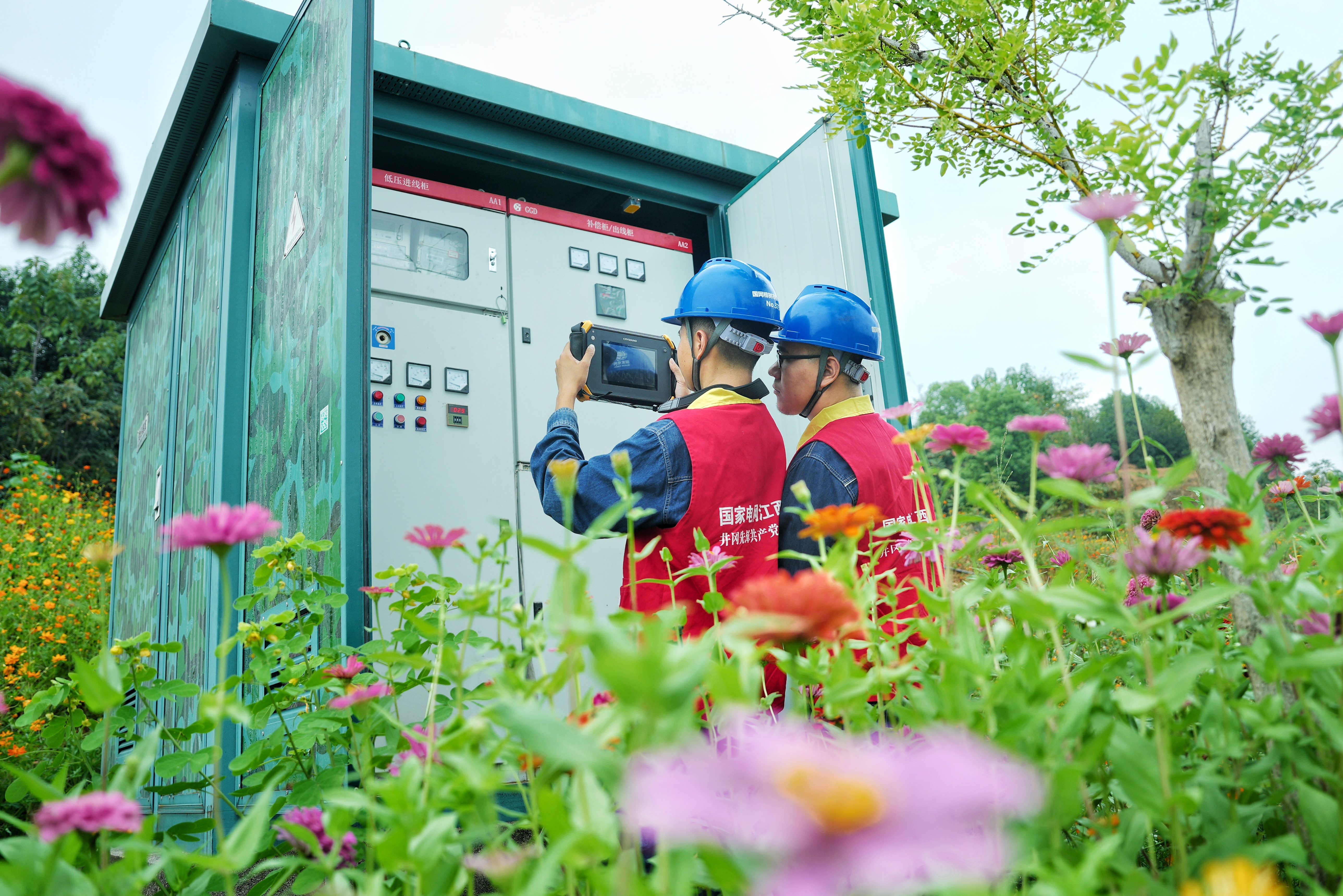 国网樟树市供电公司员工在第56届全国药材药品交易会开展保电工作。(龚可欣)