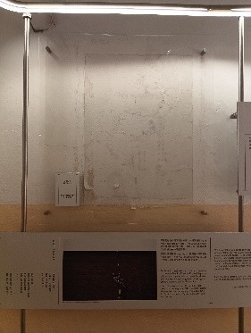 其中一间监房内陈列的戴望舒的诗歌《狱中题壁》,抒发了视死如归的决心和抗战必胜的信念。