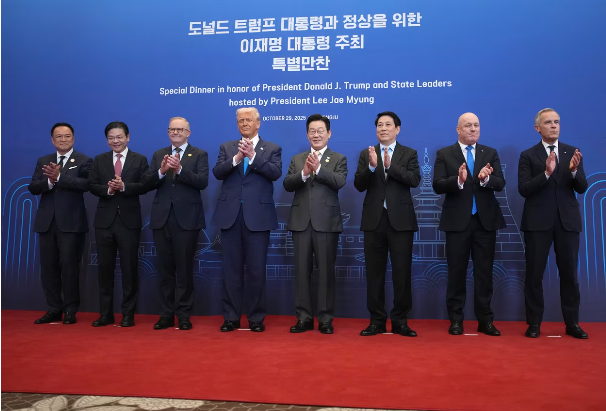 美加领导人在晚宴上面对面落座,美媒:合影时零互动