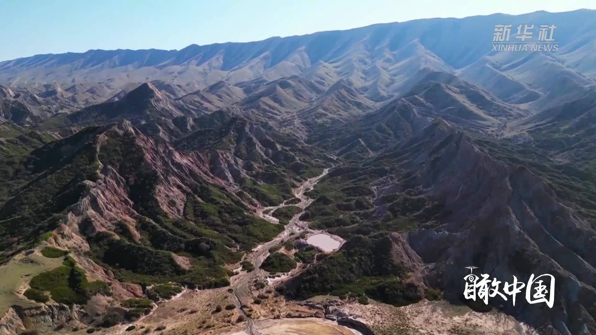 瞰中国｜新疆昌吉：秋染丹霞