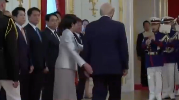 欢迎仪式现尴尬场面：高市早苗多次引导特朗普“绕场”，还被特朗普落在身后