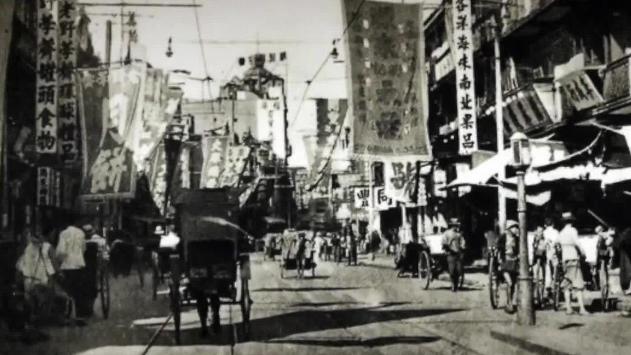 新凤霞出身天津贫民窟，7岁学戏，跑龙套赚钱补贴家用