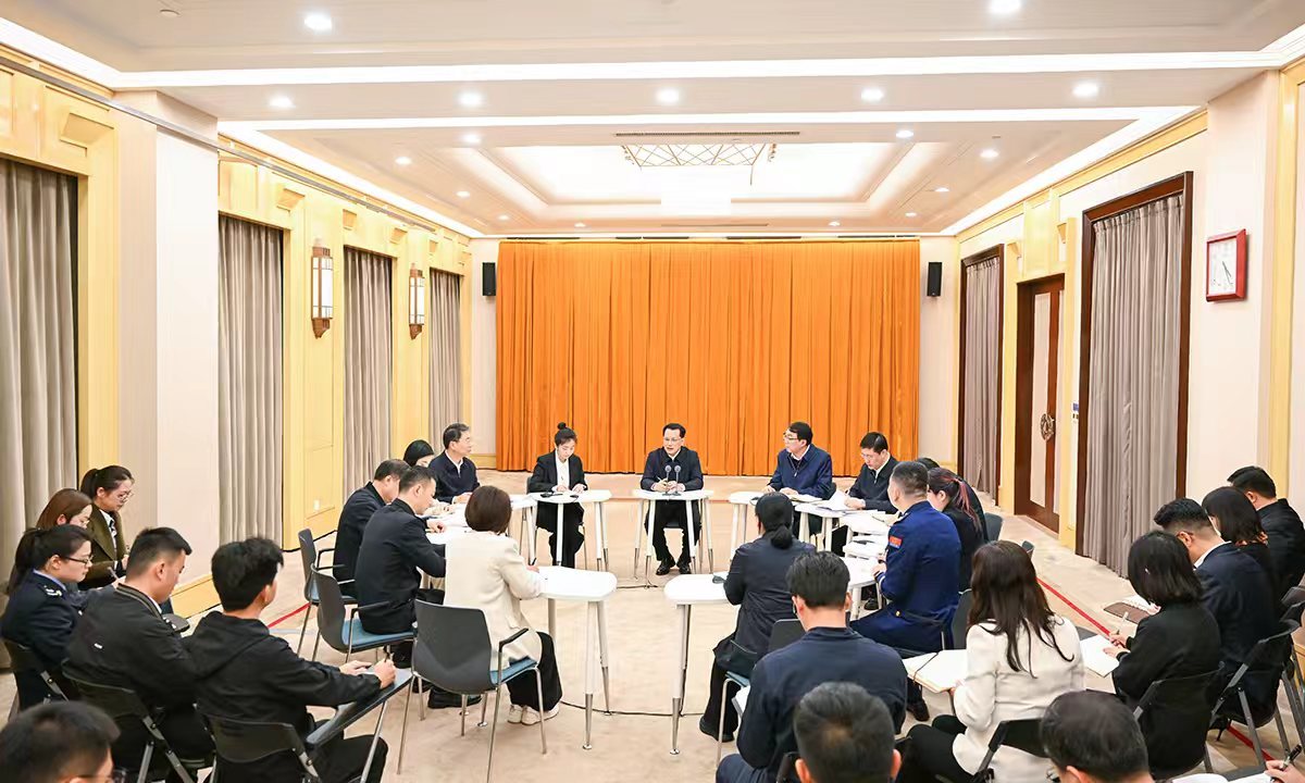▲报告会后,袁家军同基层干部群众代表围绕学习贯彻党的二十届四中全会精神,进行交流讨论。记者 苏思 摄/视觉重庆