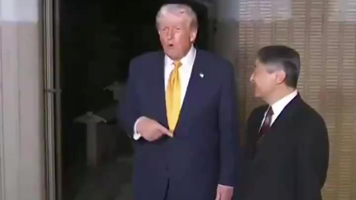 日本天皇与特朗普会面：亲自在门外接送，被特朗普用手指