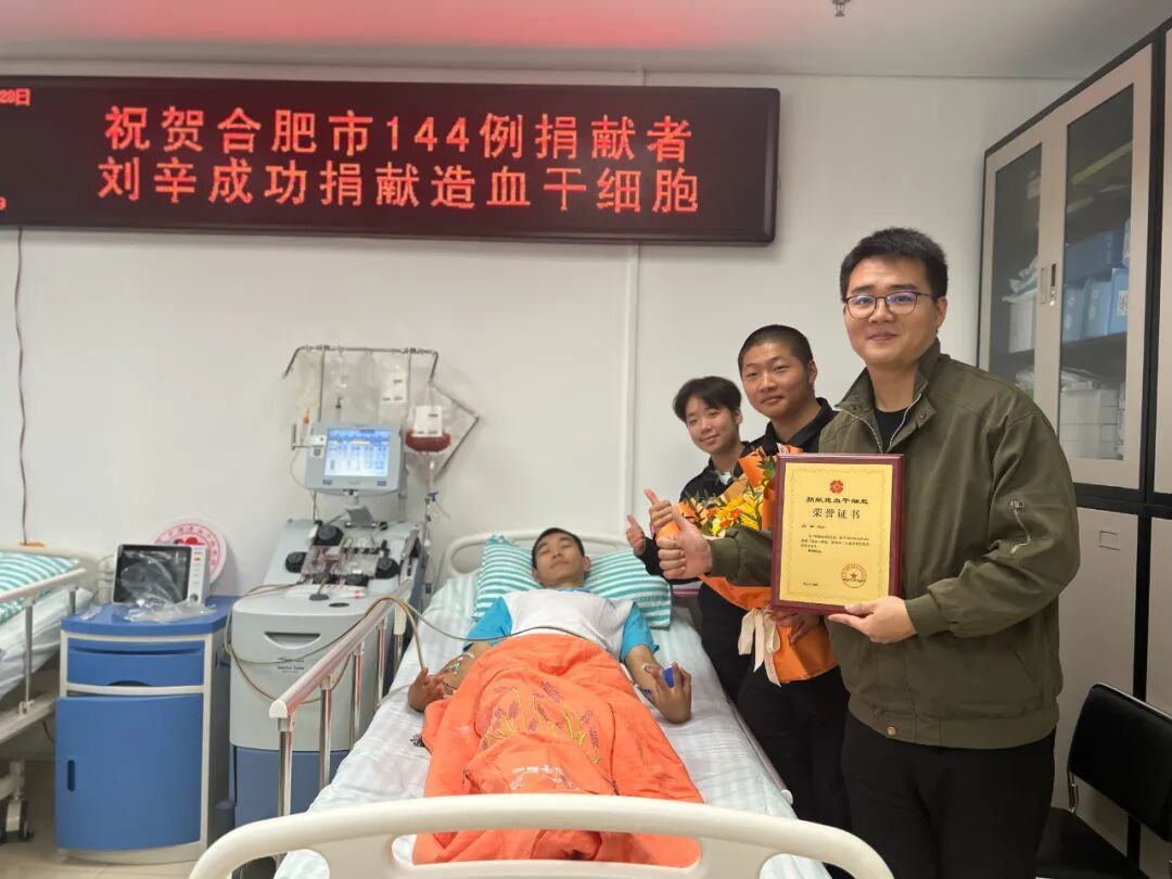 刘辛与班主任老师和同学的合影