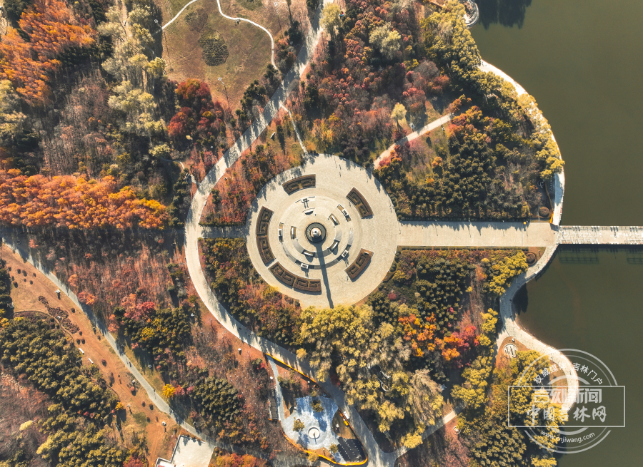 长春世界雕塑园秋景正盛 市民赏秋好去处