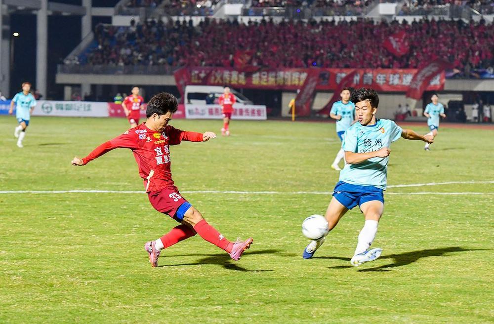 双方球员在场上激烈角逐。 (本报记者 周 亮 摄)