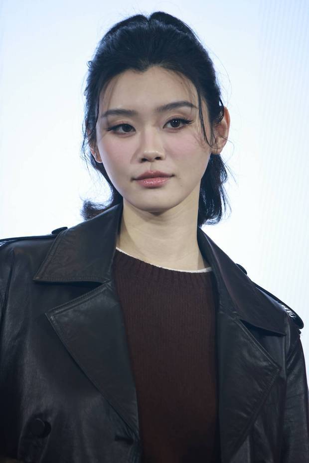 奚梦瑶超模气场全开！