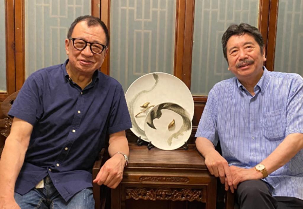 许绍雄与表弟周令飞合影