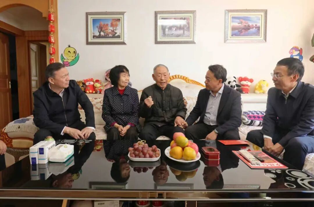 卢小亨,叶尔波力·孜汗,张文生一行先后来到88岁的退休老干部王文元