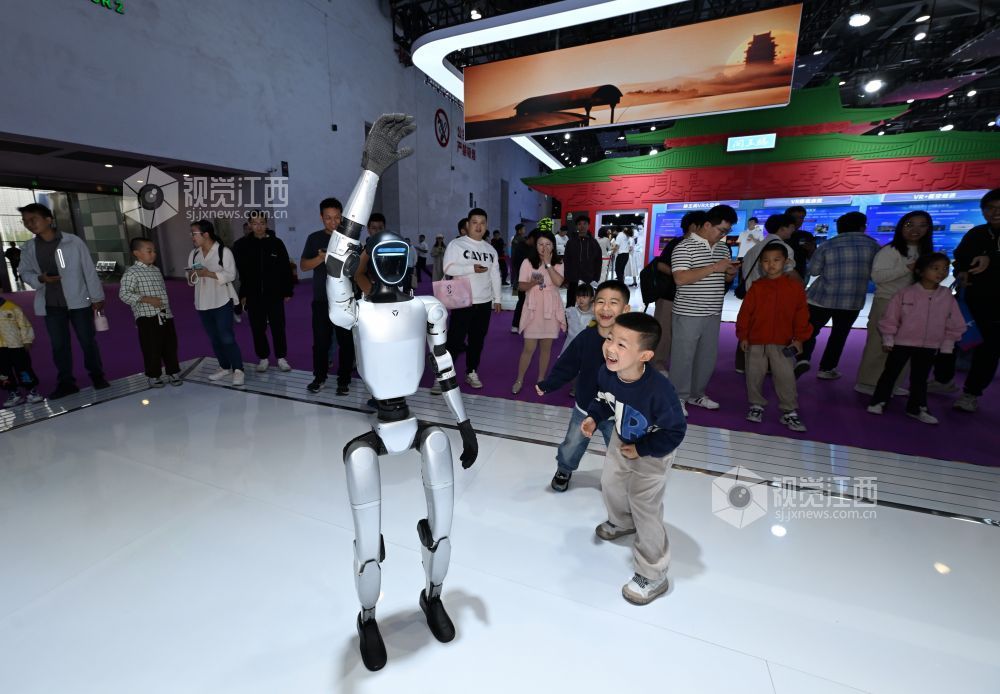 展会现场,具身机器人吸引了孩子们好奇的目光。