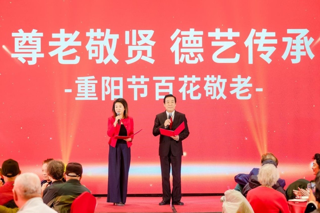 本次活动由江平（右）、王小丫担纲现场主持