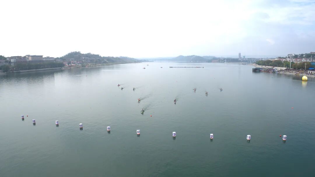 10月26日，皮划艇运动员在比赛中奋力挥桨。瞿宏红 摄