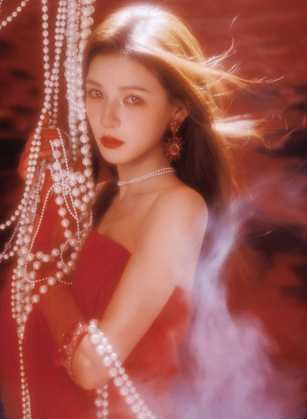 搜狐娱乐讯 10月28日,张予曦的一组盛典造型释出。图中,她穿着红色抹胸裙,搭配珍珠配饰与红色手套,发丝飞扬,眼神冷艳。