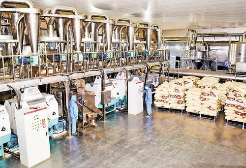 10月21日，在望都县河北香辛调味品有限公司生产车间，工人在调试生产辣椒制品的设备。