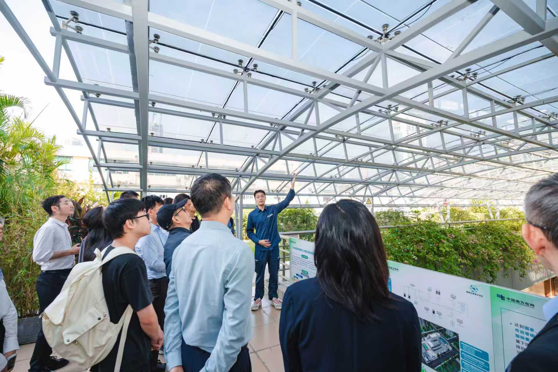 图:与会代表参观福田供电局近零碳大楼并聆听技术讲解