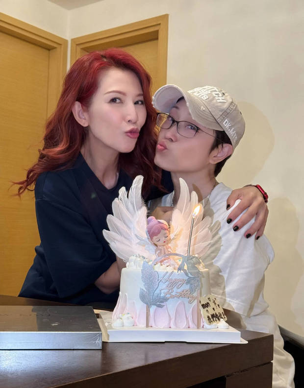 蔡少芬与陈法蓉隔空亲亲，关系超好。