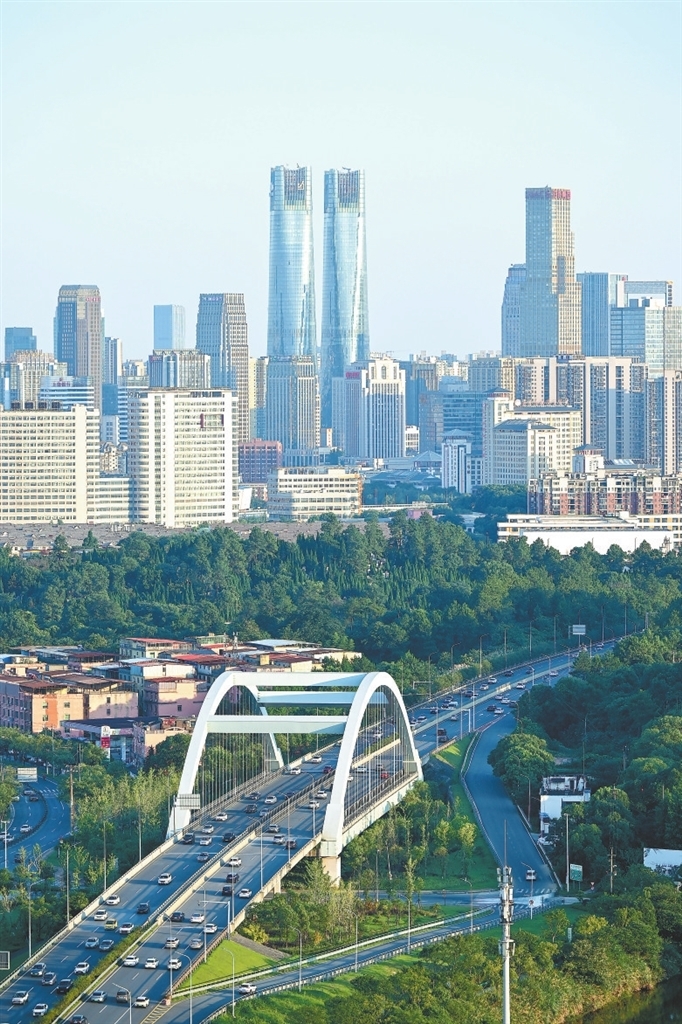 南昌市枫生快速路上，车辆穿梭不息。本报全媒体记者 洪子波摄