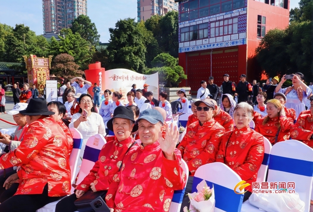 重阳登阁赏江景（图）