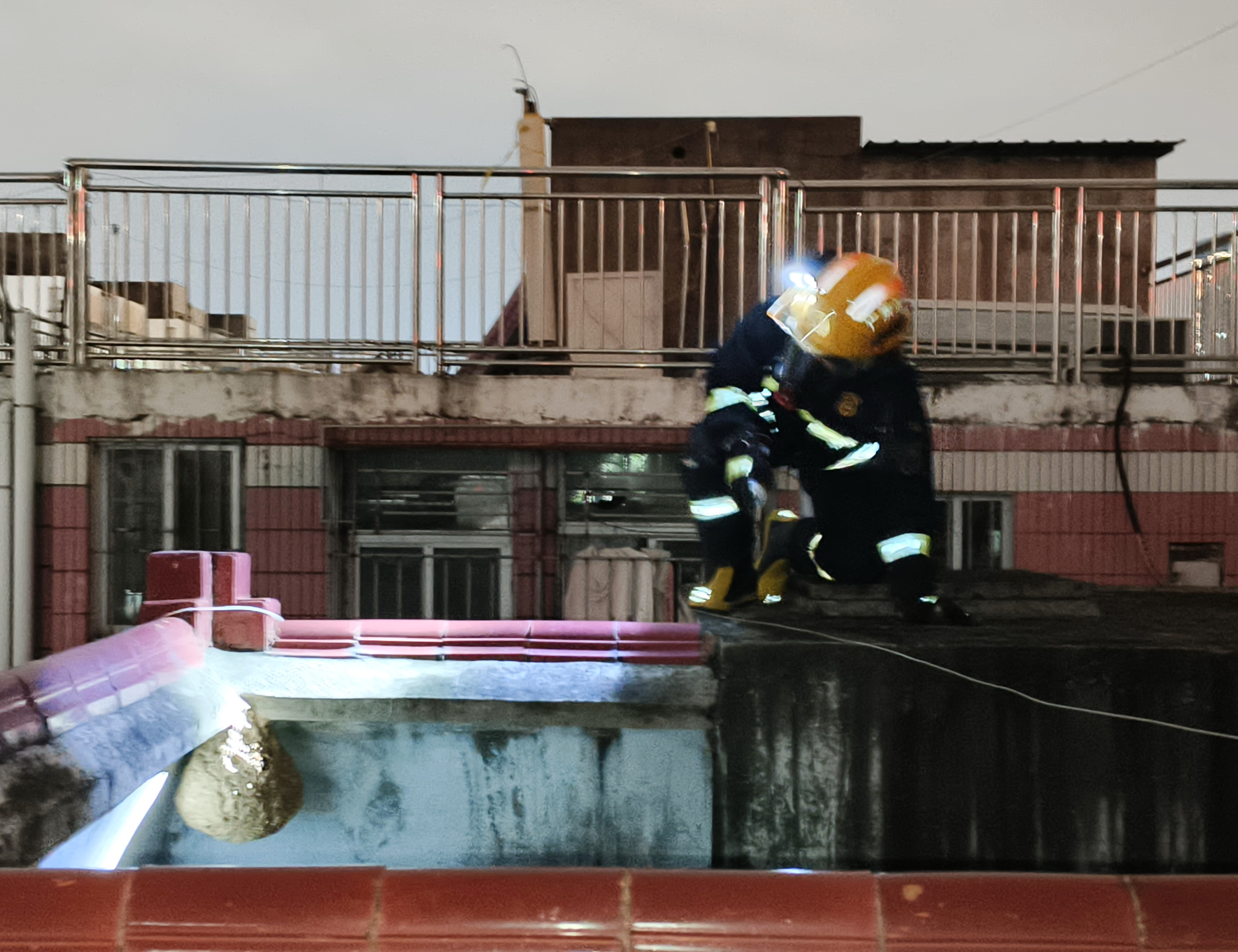 为民敢“捅”马蜂窝,西乡网格员快处置、居民好安心