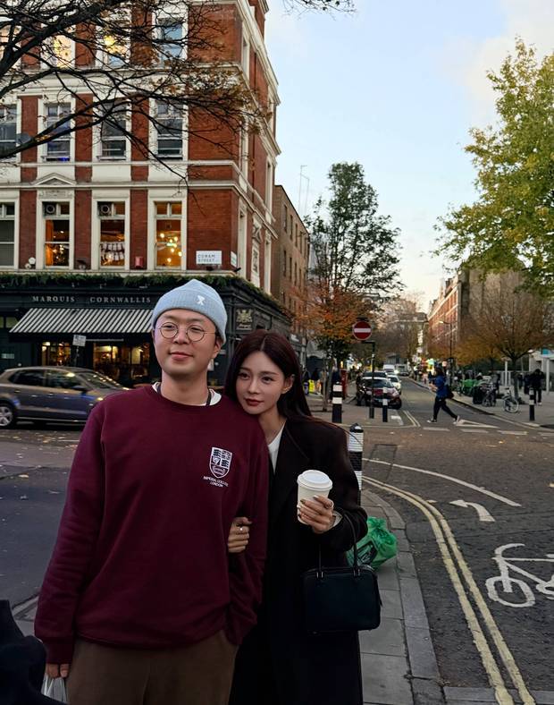 沈梦辰趴在杜海涛肩上，画面温馨。
