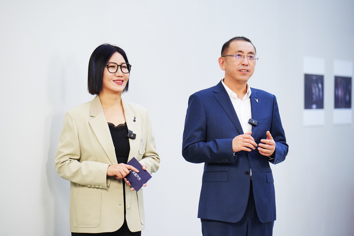 岚图泰山座舱首发,揭秘AI云舒座椅、鸿蒙语音大模型、32扬声器天籁声场