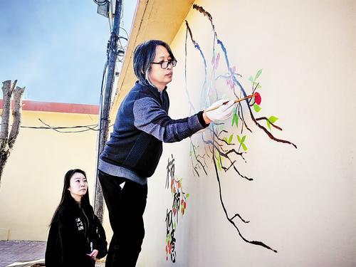 10月21日，在秦皇岛市海港区东港镇孙家庄村，几位画师在墙体上创作绘画作品，美化村庄环境，传播乡村移风易俗新风。 本报记者 宋柏松摄