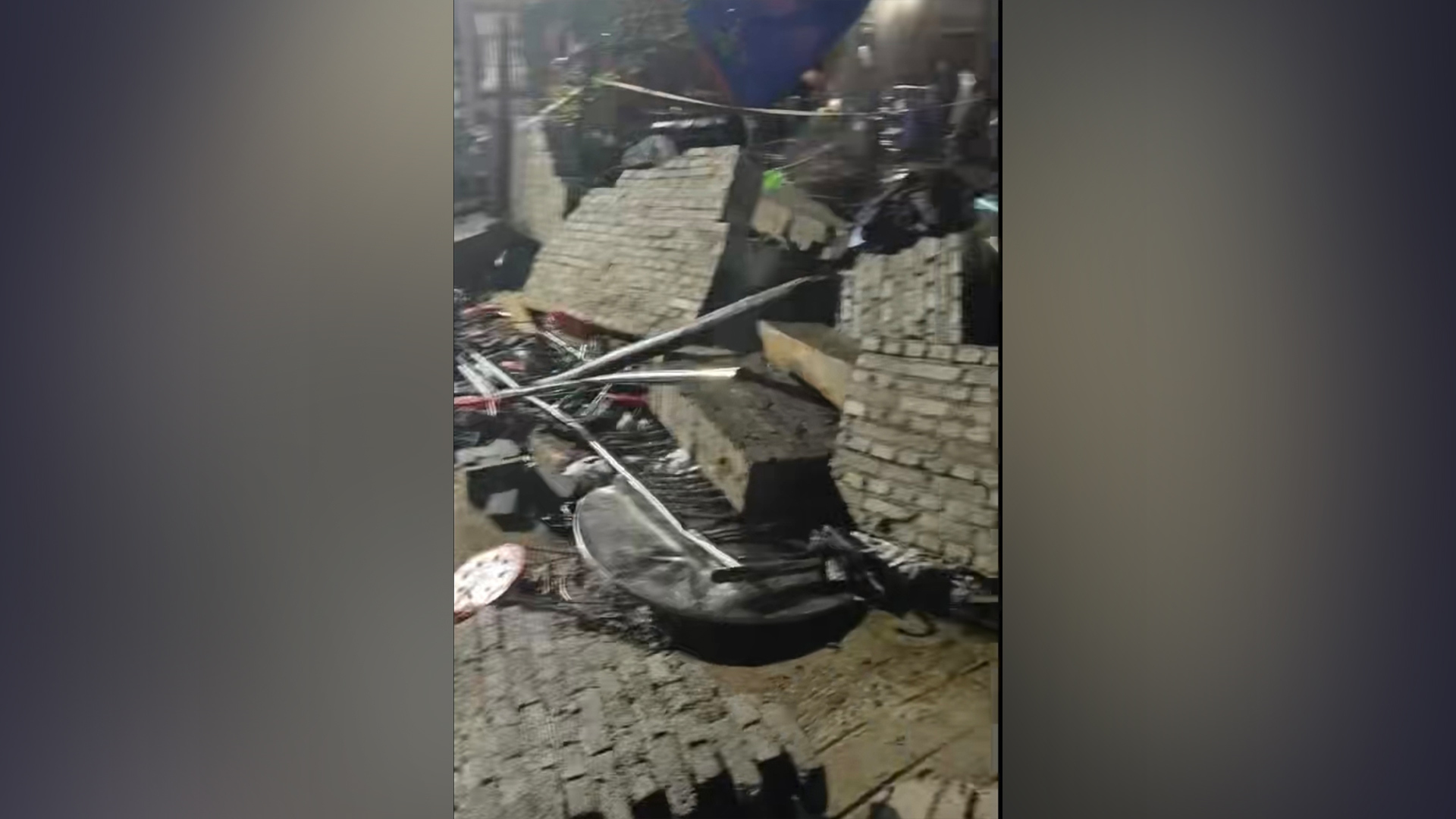 云南昭通一村民家办丧事时围墙倒塌，致前来吊唁的6人身亡，遇难者遗体被砸后已严重变形