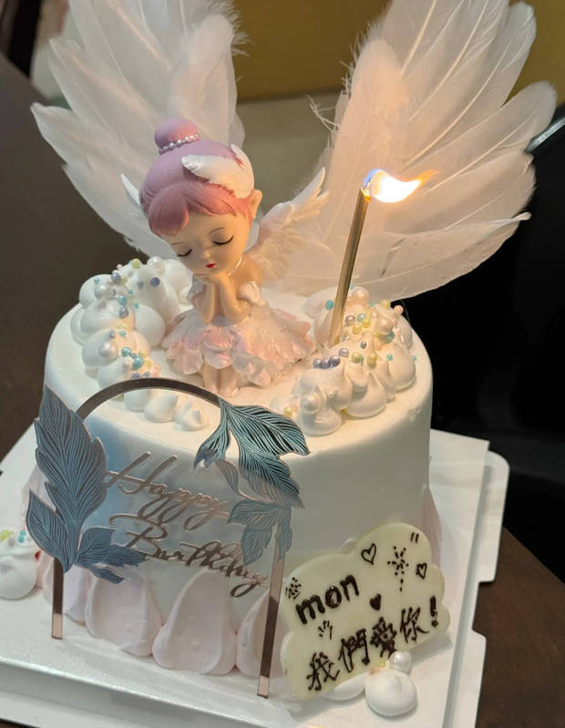 蔡少芬晒出为陈法蓉庆祝生日的生日蛋糕。