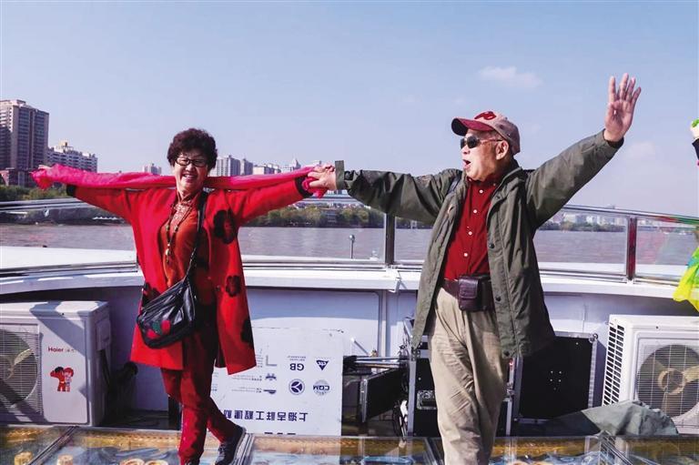 “重阳敬老・畅游黄河”　本报记者　谭安丽　摄