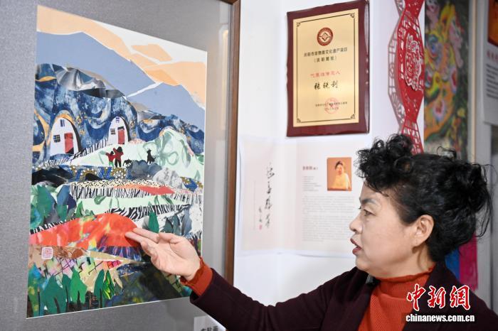 10月24日,在甘肃庆阳市西峰区锦绣坊,民间手艺人张锐利从生活中汲取灵感,用一双巧手将边角碎布变废为宝创作布贴画。布贴画源于陇东地区妇女缝补衣物的智慧,以碎布为料,经剪拼贴缝成画。2024年12月,庆阳民间布贴画艺术被列入甘肃省第五批省级非物质文化遗产代表性项目名录。图为张锐利以现实生活为题材创作出富有当地乡土特色的作品。中新社记者 九美旦增 摄