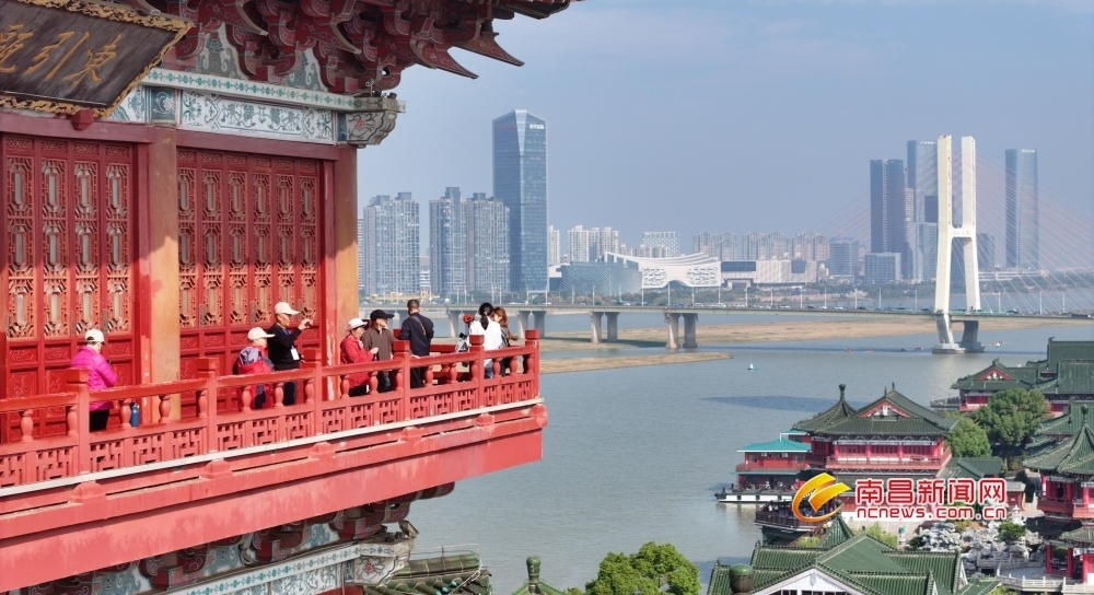 南昌：重阳登阁赏江景（图）
