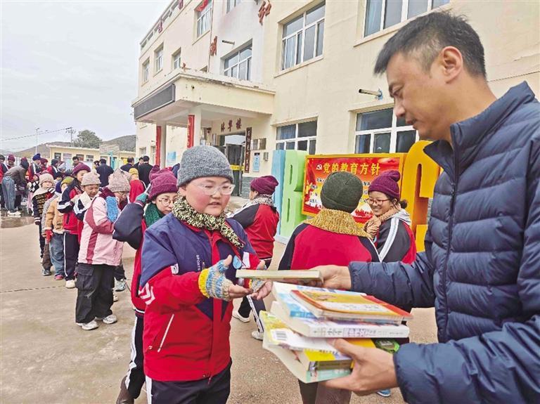 暖流涌进这所山区学校 近40名学子喜提爱心礼包凤凰网甘肃_凤凰网