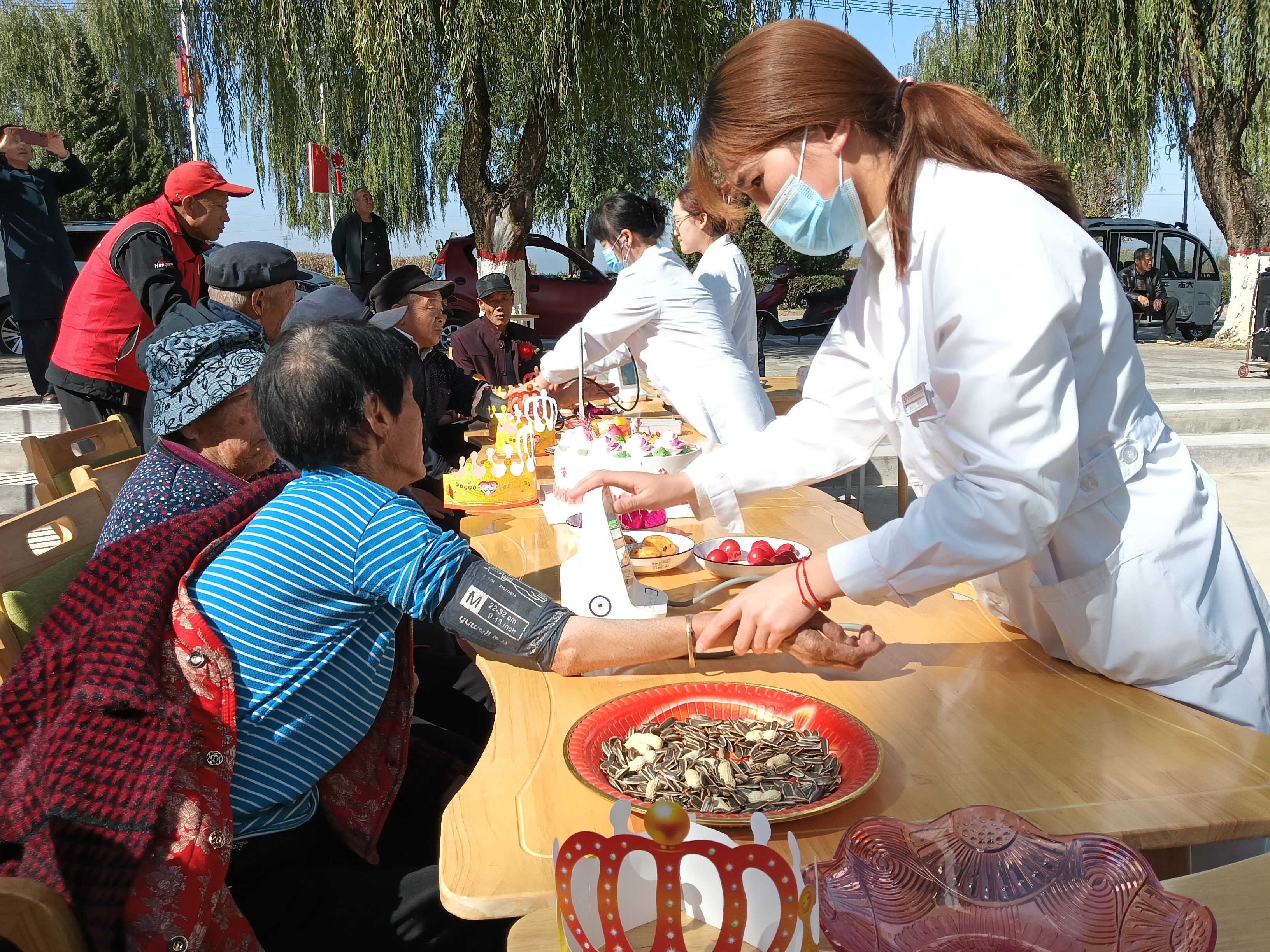 医疗团队为老人量血压、检查身体　王小兰　摄