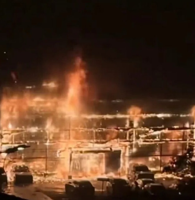 燃烧猛烈！网传阜阳一汽车4S店深夜突发火灾！