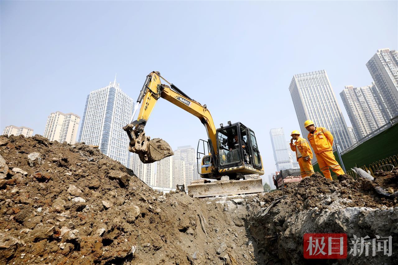 武汉地铁12号线四新南路站江城大道东侧正在进行管线回迁开挖作业。该站历经5次交通导改,通过人员全程盯控,确保管线割接安全,为尽快恢复路面创造条件。袁永华 摄.jpg