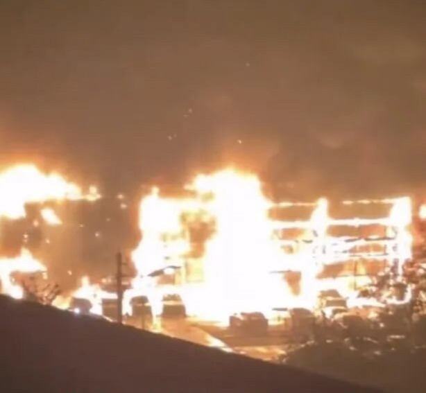 燃烧猛烈！网传阜阳一汽车4S店深夜突发火灾！