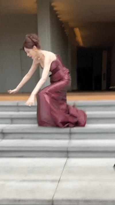 搜狐娱乐讯 29日，沈梦辰穿红色V领长裙参加活动，结果在下台阶时意外摔倒，看着就很疼，太危险了！