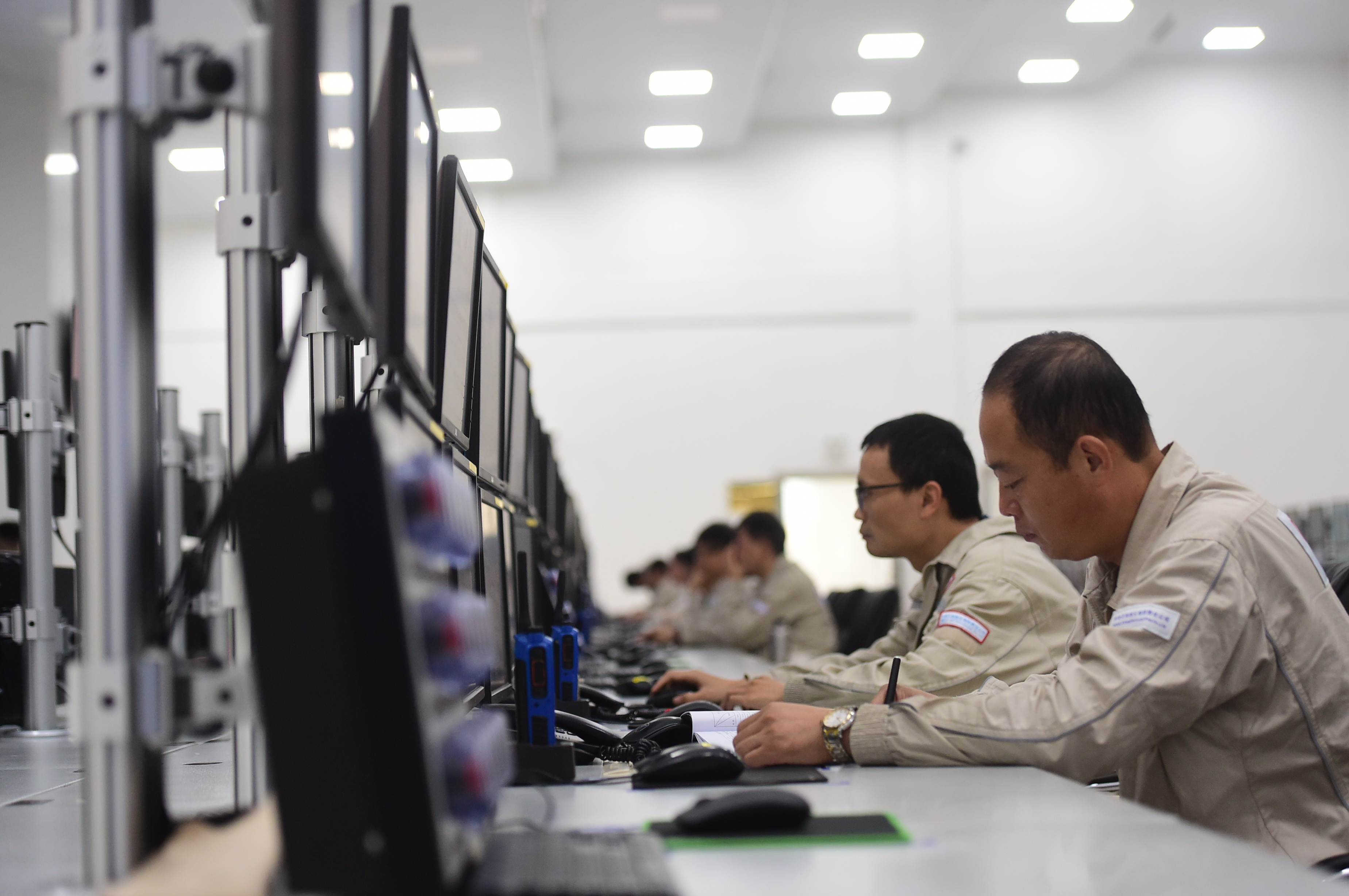 中心控制室里先进的远程操作设备。