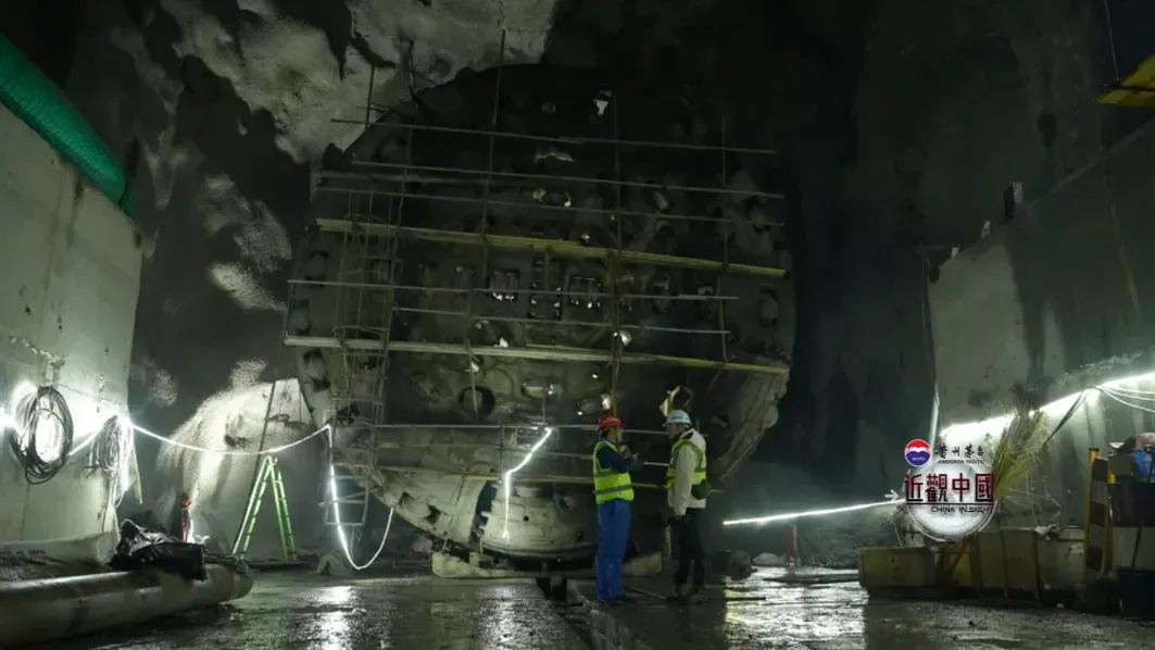 施工人员揭秘天山胜利隧道建设之难：岩爆袭来，岩石像子弹一样飞出来